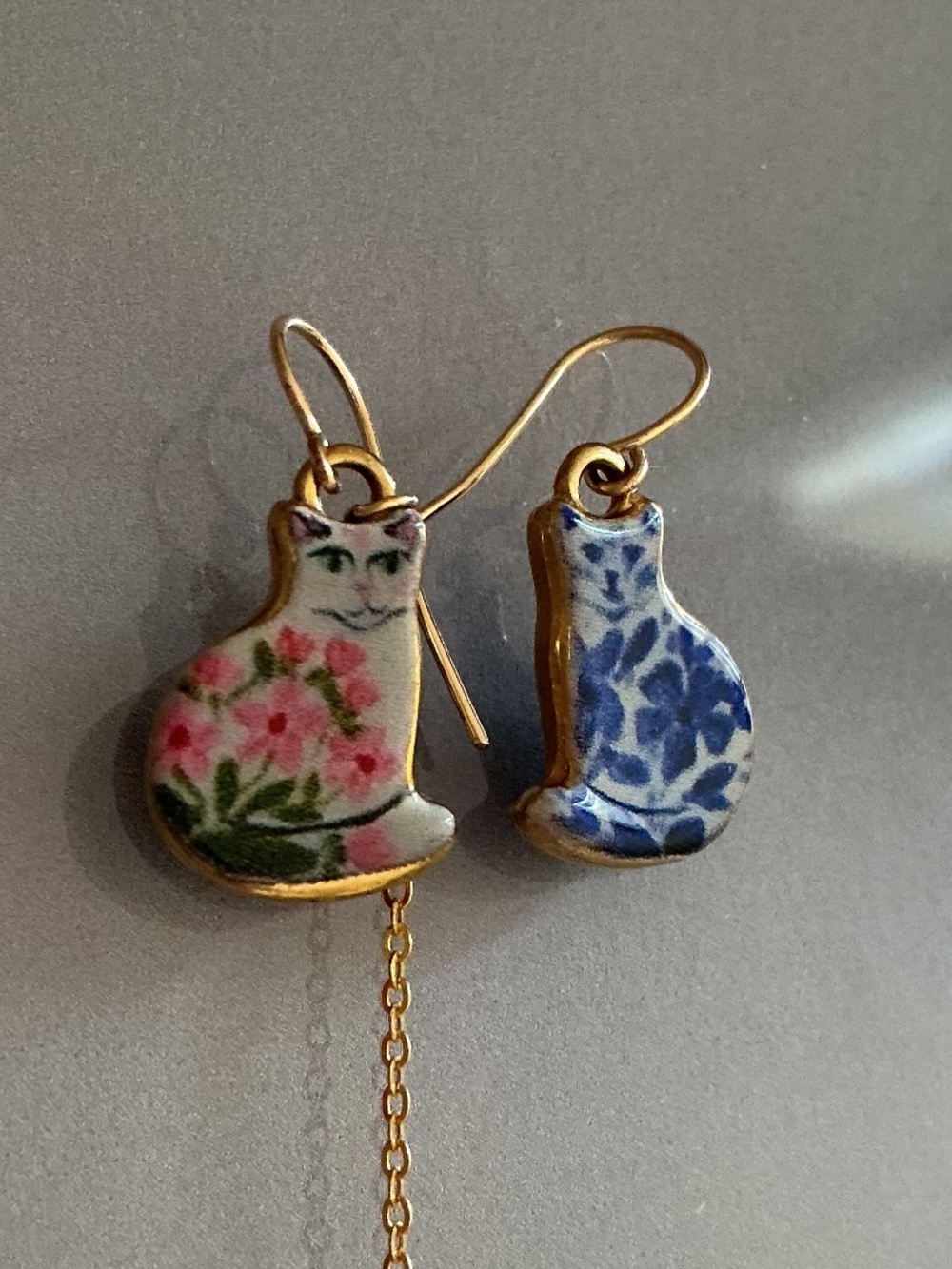 Sparkling Chain Enamel cats earrings - 14kgf Hook